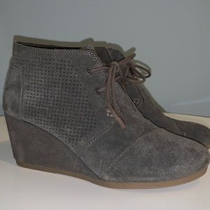 Toms perforated desert wedge